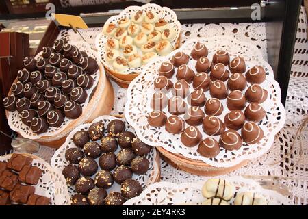 Eine Vielzahl von Pralinen auf einem Tablett in der Süßigkeiten Speichern Stockfoto