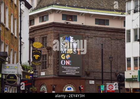 Schild „The Show Must Go On“ im Prince Edward Theater in Soho zur Unterstützung der Theaterindustrie während der Coronavirus-Sperre. London, Großbritannien 5. März 2021. Stockfoto