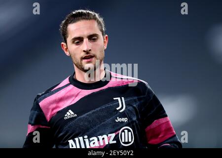 Adrien Rabiot von Juventus FC schaut vor der Serie A Spiel zwischen Juventus FC und Spezia Calcio. FC Juventus gewinnt 3-0 gegen Spezia Calcio. Stockfoto