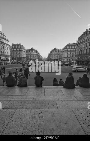 Paris, Frankreich - 20. Februar 2019 : Pariser und Touristen sitzen vor den Stufen der Oper von Paris Frankreich Stockfoto