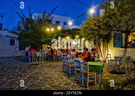 Folegandros, Griechenland - 4. August 2014 : Touristen essen im Freien auf der malerischen Insel Folegandros in Griechenland Stockfoto