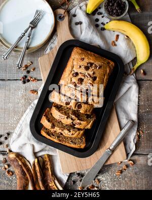 Blick von oben auf frisch gebackenes Bananenbrot auf Holzhintergrund. Stockfoto