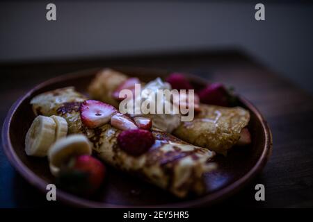 Nahaufnahme von Pfannkuchen und Obst auf einem Tisch Stockfoto