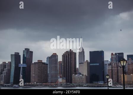 Skyline von New York City und Empire State Building wolkiger Tag Stockfoto