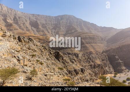 Jebel Jais Bergkette, karge felsige Gipfel vom Hidden Oasis Village Trail aus gesehen, Vereinigte Arabische Emirate. Stockfoto