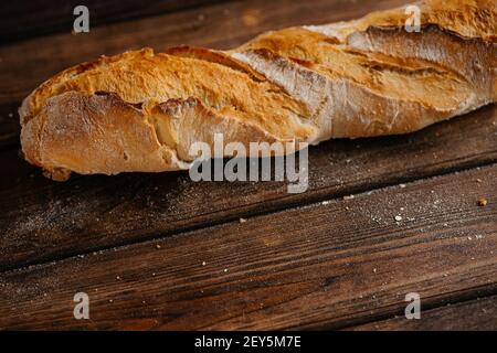 Baguette auf einem braunen Hintergrund Stockfoto