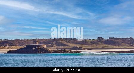 Imaage von Rocco Tower aus dem Westen mit einigen Wellen, St Ouens Bay, Jersey Channel Islands Stockfoto