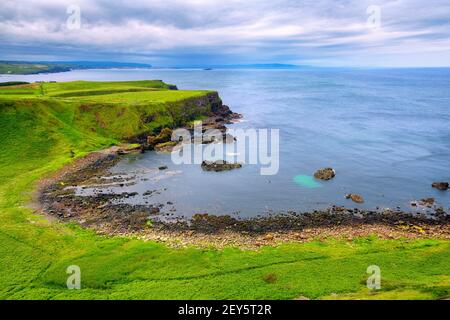 Portnaboe Bay und North Antrim Cliff von großen Stookan, Giant es Causeway, UK Stockfoto