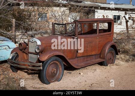 Rostende Oldtimer im historischen Hackberry General Store On Route 66 Stockfoto