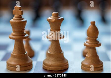 Schachfiguren aus Holz im Vordergrund Stockfoto