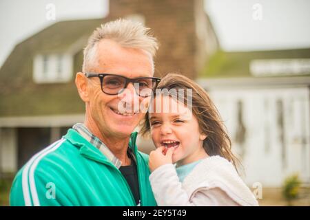 PORTRÄT EINES GLÜCKLICHEN KLEINKINDES & PAPA Stockfoto