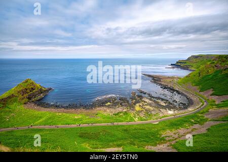 Portnaboe Bay und North Antrim Cliff von großen Stookan, Giant es Causeway, UK Stockfoto