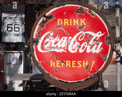 Vintage Rosting Coca Cola Schild am Hackberry General Store Auf der historischen Route 66 Stockfoto
