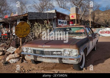 Vintage Chevrolet Auto geparkt am Hackberry General Store auf Die historische Route 66 Stockfoto