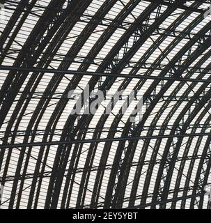 Abstraktes Metall in england london Geländerstahl und Hintergrund Stockfoto