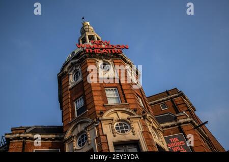 Das umrahmte Poster „The Shows will Go On“ hing an der Außenseite des Wimbledon Theatre, während die Londoner Theater während der Coronavirus-Sperre geschlossen bleiben Stockfoto