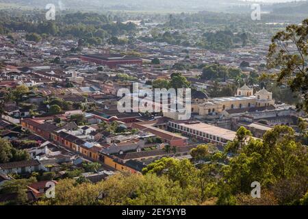 Blick über die historische Stadt Antigua Guatemala, ein UNESCO-Weltkulturerbe, mit der Kirche La Merced. Stockfoto