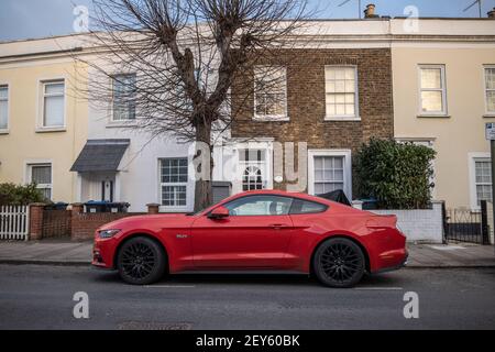 FORD Mustang GT parkte außerhalb einer Wohnadresse in South Wimbledon, Southwest London, England, Großbritannien Stockfoto