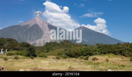 Lahar wurde durch die Eruption des Fuego im Juni 2018 geschaffen (Feuer) Vulkan in Guatemala hinterlässt eine Narbe auf dem südlichen Flanke Stockfoto