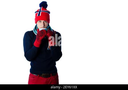 Junge attraktive Kerl trinkt ein heißes Getränk. Stockfoto