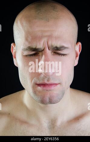 Kopfschmerzen . Attraktive Menschen und gesundheitliche Probleme. Stockfoto
