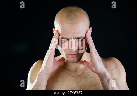 Kopfschmerzen . Attraktive Menschen und gesundheitliche Probleme. Stockfoto