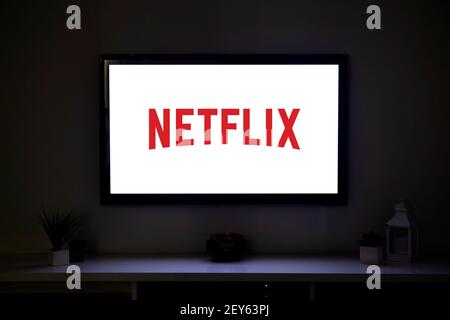 ROSARIO, ARGENTINIEN - 4. MÄRZ 2021: Netflix-Logo auf dem Bildschirm von LCD Smart TV in der Mitte eines Wohnzimmers eines Familienhauses. Stockfoto