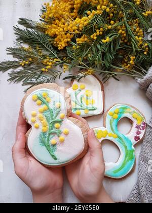 Lebkuchen auf einem Bastelpapier. März 8 Stockfoto