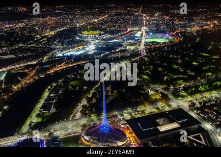 Der Blick auf Melbourne bei Nacht vom Aussichtsturm Eureka Skydeck im Eureka Tower an der Southbank in Melbourne, Victoria, Australien Stockfoto