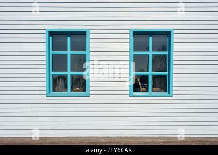 Das Gebäude mit Klapptafel und die Fenster sind in Pastellblau gestrichen. Stockfoto