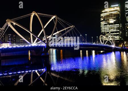 Die Seafarer Bridge bei Nacht über den Yarra River am Südufer in Melbourne, Victoria, Australien Stockfoto