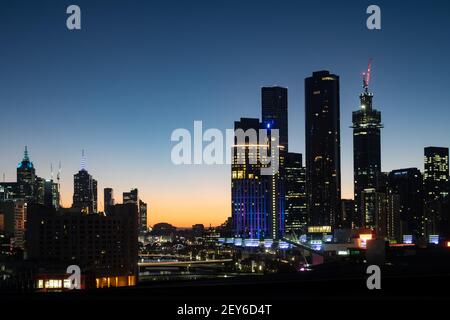 Die Sonne geht über der Skyline von Melbourne am Südufer des Yarra River auf. Melbourne, Victoria, Australien Stockfoto