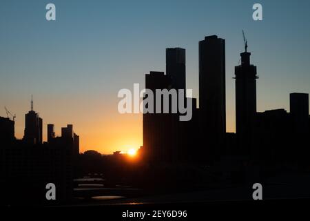 Die Sonne geht über der Skyline von Melbourne am Südufer des Yarra River auf. Melbourne, Victoria, Australien Stockfoto