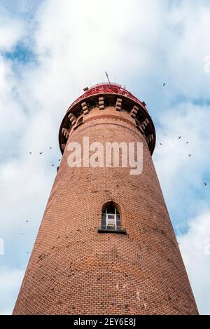 Von unten nach oben mit einem alten Leuchtturm auf der Insel Rügen. Leuchtturm Kap Arkona an der Ostseeküste, Norddeutschland Stockfoto