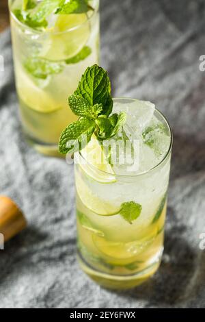 Erfrischender dunkler Rum Mojito Cocktail mit Limette und Minze Stockfoto