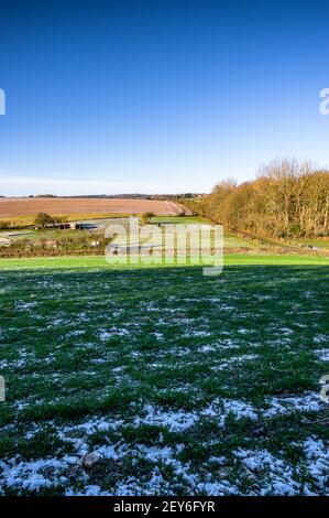 Frostiger Boden in der ländlichen Landschaft von Hampshire unter blauem Winterhimmel. England. Stockfoto