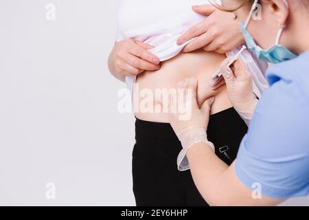 Ein diabetischer Patient Abdomen. Arzt mit der Insulin-Stift-Injektion, in medizinischen Geräten für die Kontrolle, Kontrolle Diabetiker im Krankenhaus. Seitliche Leerstelle Stockfoto