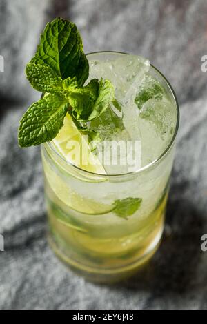 Erfrischender dunkler Rum Mojito Cocktail mit Limette und Minze Stockfoto