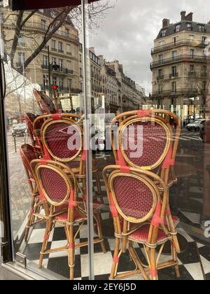 Gestapelte Stühle in einem geschlossenen Café in Paris Stockfoto