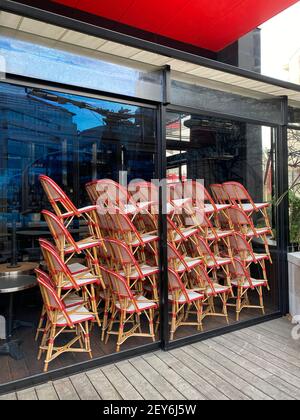 Gestapelte Stühle in einem geschlossenen Café in Paris Stockfoto