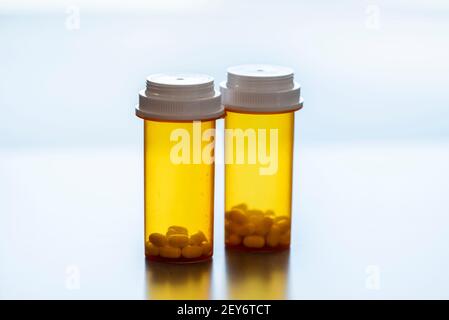 Pille-Flaschen sitzen auf dem Tresen einer Apotheke. Stockfoto