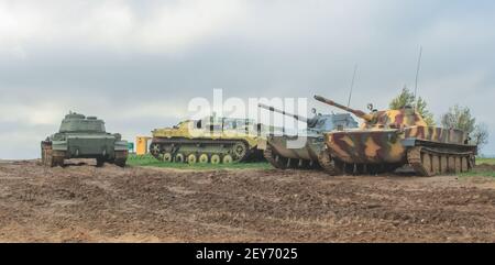 Minsk, Belaraus - 2. Oktober 2012: Sowjetische Panzer T-34 und PT-76 in gutem technischen Zustand im weißrussischen Museumskomplex Stalins Linie Stockfoto