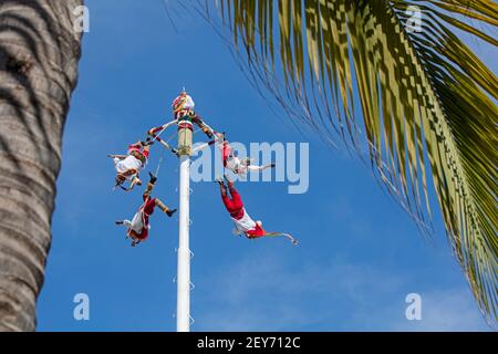 Danza de los Voladores / Tanz der Flieger / fliegende Männer von Papantla, die das alte mesoamerikanische Ritual in Puerto Vallarta, Jalisco, Mexiko durchführen Stockfoto