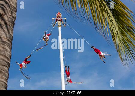 Danza de los Voladores / Tanz der Flieger / fliegende Männer von Papantla, die das alte mesoamerikanische Ritual in Puerto Vallarta, Jalisco, Mexiko durchführen Stockfoto