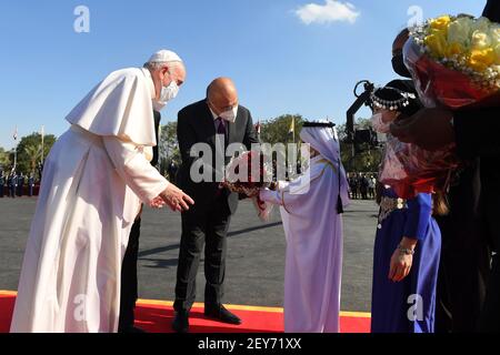 Bagdad, Irak. März 2021, 05th. Ein irakisches Kind bietet Papst Franziskus am Freitag, dem 5. März 2021, bei seiner Ankunft am Flughafen Bagdad im Irak einen Blumenstrauß an. Foto vom Büro des irakischen Präsidenten/UPI Credit: UPI/Alamy Live News Stockfoto