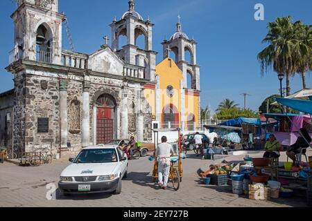 Lebensmittelmarkt vor der alten Kirche / Iglesia Antigua der Stadt und Badeort San Blas, Nayarit, Mexiko Stockfoto