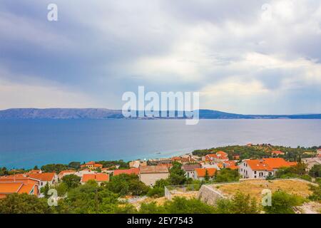 Novi Vinodolski und San Marino Insel regnerischen und bewölkten Tag in kroatien. Stockfoto