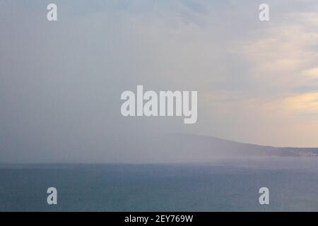 Novi Vinodolski und San Marino Insel regnerischen und bewölkten Tag in kroatien. Stockfoto