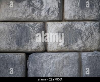 Der Mensch machte Steine Steine geformt wie Ziegel Nahaufnahme von Stein oder Ziegelwand zusammen Gebäude außen oder Landschaftsbau horizontalen Hintergrund gestapelt Stockfoto