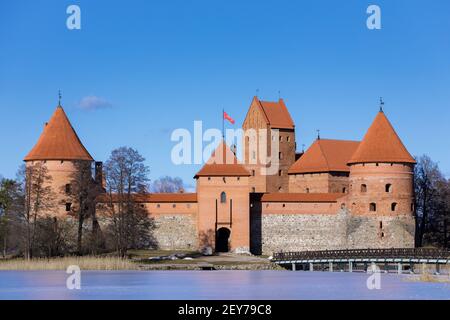 Blick auf Trakai Schloss über gefrorenen See. Trakai ist eine historische Stadt und See Resort in Litauen. Es liegt 28 Kilometer (17 Meilen) westlich von Vilnius, Th Stockfoto